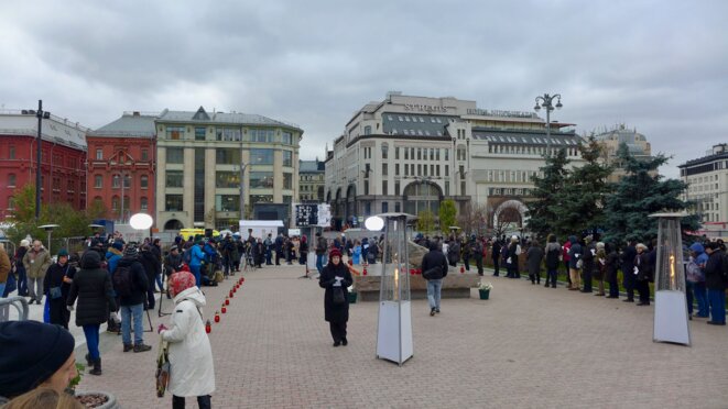Sur la place, autour de la pierre des Solovki. © CB Sur la place, autour de la pierre des Solovki. © CB