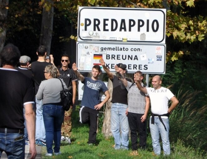 Photo souvenir de Predappio le 28 octobre, photo par Enrico Rondoni pour romagnanoi.it © http://www.romagnanoi.it/gallery/1195132/Riecco-i-nostalgici--in-duemila.html Photo souvenir de Predappio le 28 octobre, photo par Enrico Rondoni pour romagnanoi.it © http://www.romagnanoi.it/gallery/1195132/Riecco-i-nostalgici--in-duemila.html