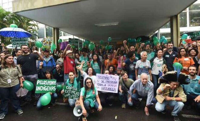 Manifestation des fonctionnaires du Ministère de l’Environnement (MMA) à Brasília le 19 octobre 2018, lors de l’entre-deux tours des élections. © Ed Alves/CB/D.A Press. Photo obtenue à l’adresse : https://www.correiobraziliense.com.br/app/noticia/politica/2018/10/19/interna_politica,713784/servi Manifestation des fonctionnaires du Ministère de l’Environnement (MMA) à Brasília le 19 octobre 2018, lors de l’entre-deux tours des élections. © Ed Alves/CB/D.A Press. Photo obtenue à l’adresse : https://www.correiobraziliense.com.br/app/noticia/politica/2018/10/19/interna_politica,713784/servi