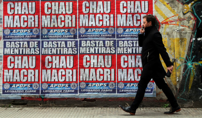 «Salut Macri / Marre des mensonges ». Affiches dans une rue du "microcentro" à Buenos Aires, en septembre 2018 © Marcos Brindicci / Reuters. «Salut Macri / Marre des mensonges ». Affiches dans une rue du "microcentro" à Buenos Aires, en septembre 2018 © Marcos Brindicci / Reuters.