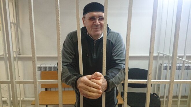 Oïoub Titiev, le 15 octobre 2018, devant le tribunal de Chali. © (Memorial) Oïoub Titiev, le 15 octobre 2018, devant le tribunal de Chali. © (Memorial)
