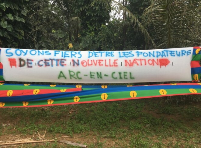 Banderole sur la route entre Poindimié et Koné. Banderole sur la route entre Poindimié et Koné.