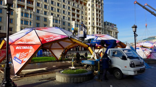 Les préparatifs pour la fête du 4 novembre au pied de l'hôtel Moskva et devant le Métropol. © CB Les préparatifs pour la fête du 4 novembre au pied de l'hôtel Moskva et devant le Métropol. © CB