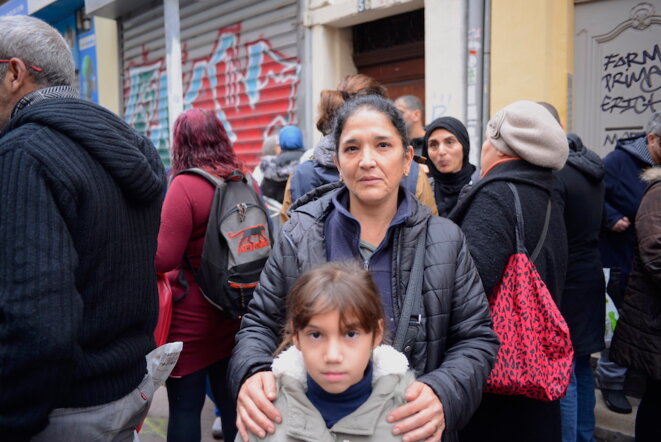 Saïda et sa plus jeune fille attendent despérement l'identification des corps, le 7 novembre 2018. © LF Saïda et sa plus jeune fille attendent despérement l'identification des corps, le 7 novembre 2018. © LF
