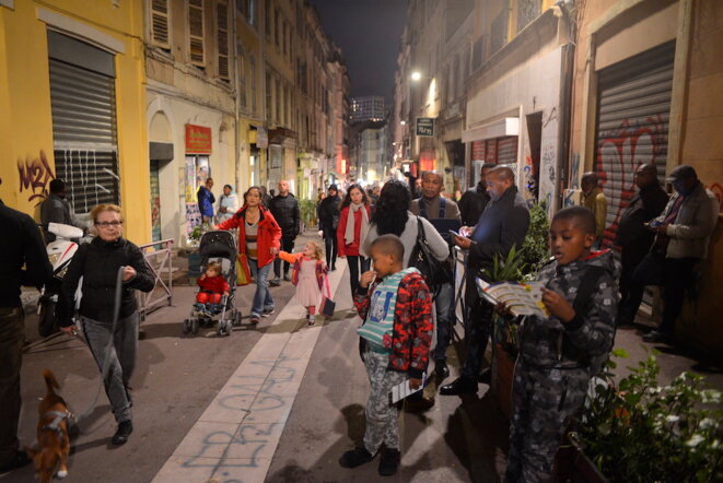 Rue d'Aubagne, des Marseillais viennent suivre les opérations de déblaiement, le 7 novembre 2018. © LF Rue d'Aubagne, des Marseillais viennent suivre les opérations de déblaiement, le 7 novembre 2018. © LF