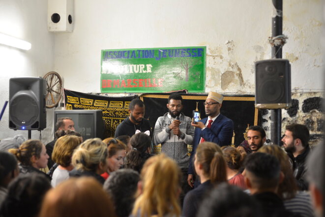 Imane, 28 ans, à côté d'Abdoulkarim Mbechezi, responsable de l'association Jeunesse et Culture à Noailles, le 7 novembre 2018.. © LF Imane, 28 ans, à côté d'Abdoulkarim Mbechezi, responsable de l'association Jeunesse et Culture à Noailles, le 7 novembre 2018.. © LF