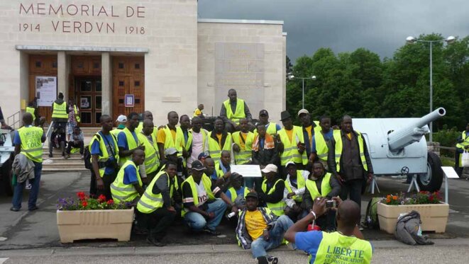 Étape hommage aux anciens combattants au Mémorial de Verdun lors de la Marche européenne des Sans Papiers et Migrants, Douaumont, 12 juin 2012. Étape hommage aux anciens combattants au Mémorial de Verdun lors de la Marche européenne des Sans Papiers et Migrants, Douaumont, 12 juin 2012.