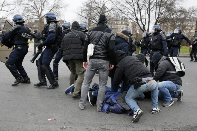 Une interpellation lors d'une manifestation contre les violences policières, à Paris, le 23 février 2017. © Reuters Une interpellation lors d'une manifestation contre les violences policières, à Paris, le 23 février 2017. © Reuters