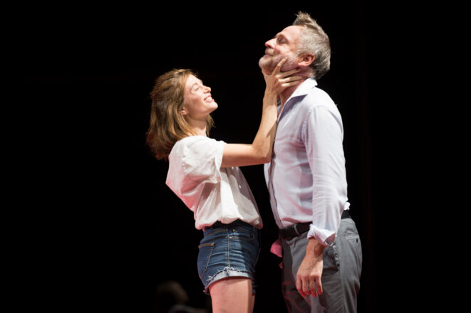 De gauche à droite : Suzanne Aubert (Agnès) et Claude Duparfait (Arnolphe). © Théâtre de l'Odéon De gauche à droite : Suzanne Aubert (Agnès) et Claude Duparfait (Arnolphe). © Théâtre de l'Odéon