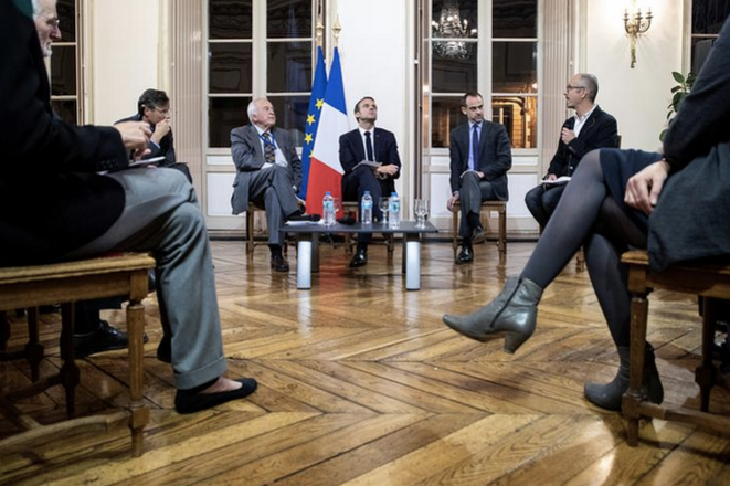 Emmanuel Macron et le conseil scientifique de la Mission du centenaire, le 9 novembre, à Péronne. © Reuters