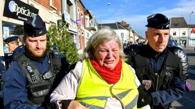 Des gilets jaunes ayant voulu interpeller le président Macron se sont fait évacuer avant son arrivée. © Philippe Huguen / AFP Des gilets jaunes ayant voulu interpeller le président Macron se sont fait évacuer avant son arrivée. © Philippe Huguen / AFP