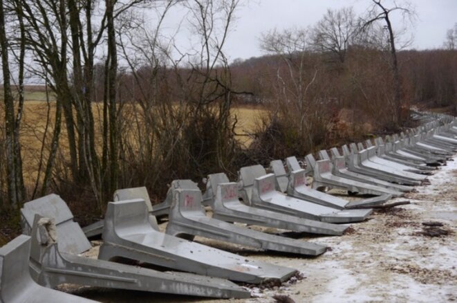 Des pans du mur de l'Andra renversés par des anti-Cigéo dans le bois Lejuc, janvier 2017. (JL) Des pans du mur de l'Andra renversés par des anti-Cigéo dans le bois Lejuc, janvier 2017. (JL)
