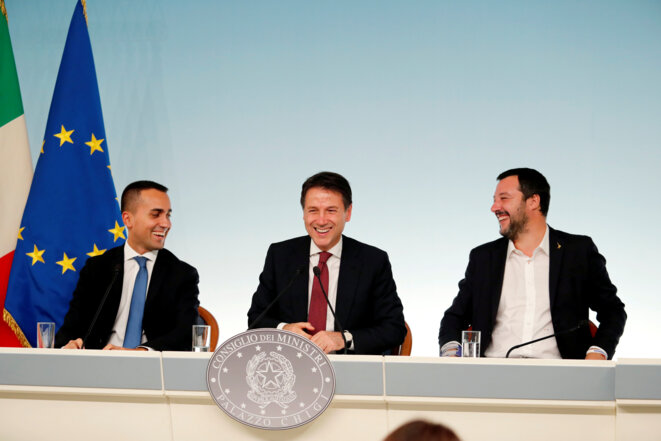 Giuseppe Conte (au centre), président du Conseil italien, et ses deux vice-présidents, Luigi Di Maio (M5S) à gauche et Matteo Salvini (Ligue). © Reuters