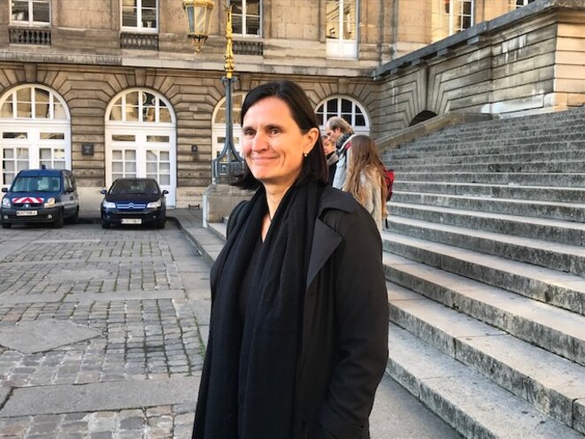 Angélique, militante à Bure, et Joël, en arrière plan, devant le Palais de justice de Paris, mercredi 14 novembre (JL) Angélique, militante à Bure, et Joël, en arrière plan, devant le Palais de justice de Paris, mercredi 14 novembre (JL)