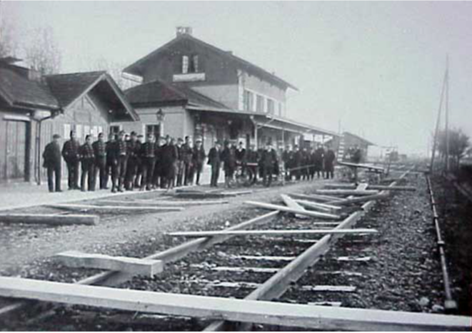 Attroupement pacifique de soldats et de travailleurs lors d’un blocage de voies de chemin de fer à Granges le 13 novembre 1918 (Archives de la ville de Granges) Source: Unia Attroupement pacifique de soldats et de travailleurs lors d’un blocage de voies de chemin de fer à Granges le 13 novembre 1918 (Archives de la ville de Granges) Source: Unia