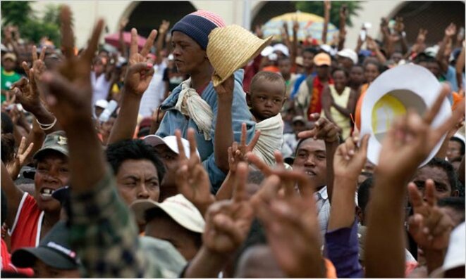 La révélation de l'affaire Daewoo a contribué au renversement du gouvernement malgache quelques mois plus tard et a fait découvrir au monde une nouvelle tendance scandaleuse à l'accaparement de terres destinées à la production agricole, motivée par la crise alimentaire et financière. La révélation de l'affaire Daewoo a contribué au renversement du gouvernement malgache quelques mois plus tard et a fait découvrir au monde une nouvelle tendance scandaleuse à l'accaparement de terres destinées à la production agricole, motivée par la crise alimentaire et financière.
