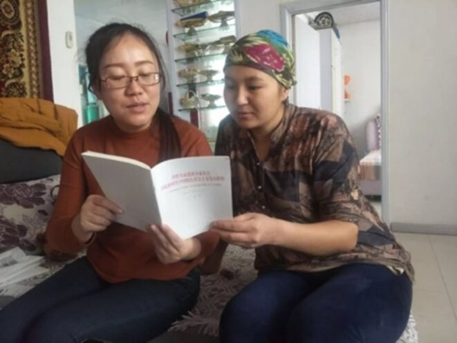 Une employée envoyée par l'Etat, lit le rapport de Xi Jinping du 19e Congrès national du Parti communiste chinois à son «parent» ouïghoure. Cette image a été publiée sur WeChat par la Ligue de la jeunesse communiste du Xinjiang. Une employée envoyée par l'Etat, lit le rapport de Xi Jinping du 19e Congrès national du Parti communiste chinois à son «parent» ouïghoure. Cette image a été publiée sur WeChat par la Ligue de la jeunesse communiste du Xinjiang.