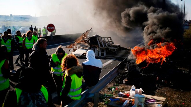 Gilets Jaunes Un Peu Bruns Et Macron Vert Très Pâle V Le