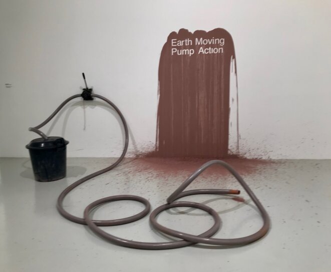 Angela Bulloch, "Earth Moving Pump Action", 1994, Installation, pompe à membrane, boue, poubelle, tuyau, Dimensions variables, Collection Frac Bourgogne © Angela Bulloch, crédit photo: Guillaume Lasserre Angela Bulloch, "Earth Moving Pump Action", 1994, Installation, pompe à membrane, boue, poubelle, tuyau, Dimensions variables, Collection Frac Bourgogne © Angela Bulloch, crédit photo: Guillaume Lasserre