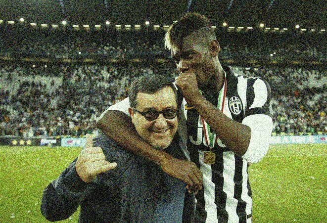 Paul Pogba (à droite) et son agent Mino Raiola sur la pelouse du Juventus Stadium de Turin le 23 juin 2015. © LaPresse - Spada Paul Pogba (à droite) et son agent Mino Raiola sur la pelouse du Juventus Stadium de Turin le 23 juin 2015. © LaPresse - Spada