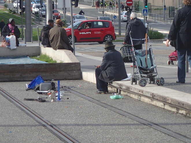 Pont Michel à Nice (06300) Le vendeur sur le quai du tramway © Didier CODANI Pont Michel à Nice (06300) Le vendeur sur le quai du tramway © Didier CODANI
