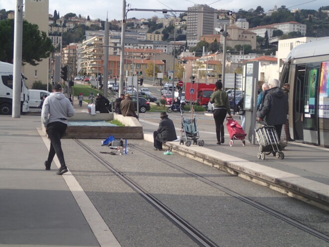 Vendeur à la sauvette sur un quai de tramway à Pont Michel © Didier CODANI Vendeur à la sauvette sur un quai de tramway à Pont Michel © Didier CODANI
