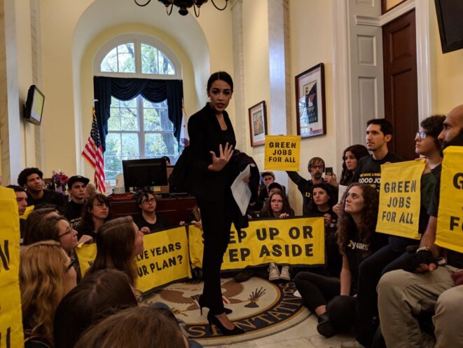 Alexandria Ocasio-Cortez avec les militants de Sunrise au Capitole, le 13 novembre dernier. © Sunrise Alexandria Ocasio-Cortez avec les militants de Sunrise au Capitole, le 13 novembre dernier. © Sunrise