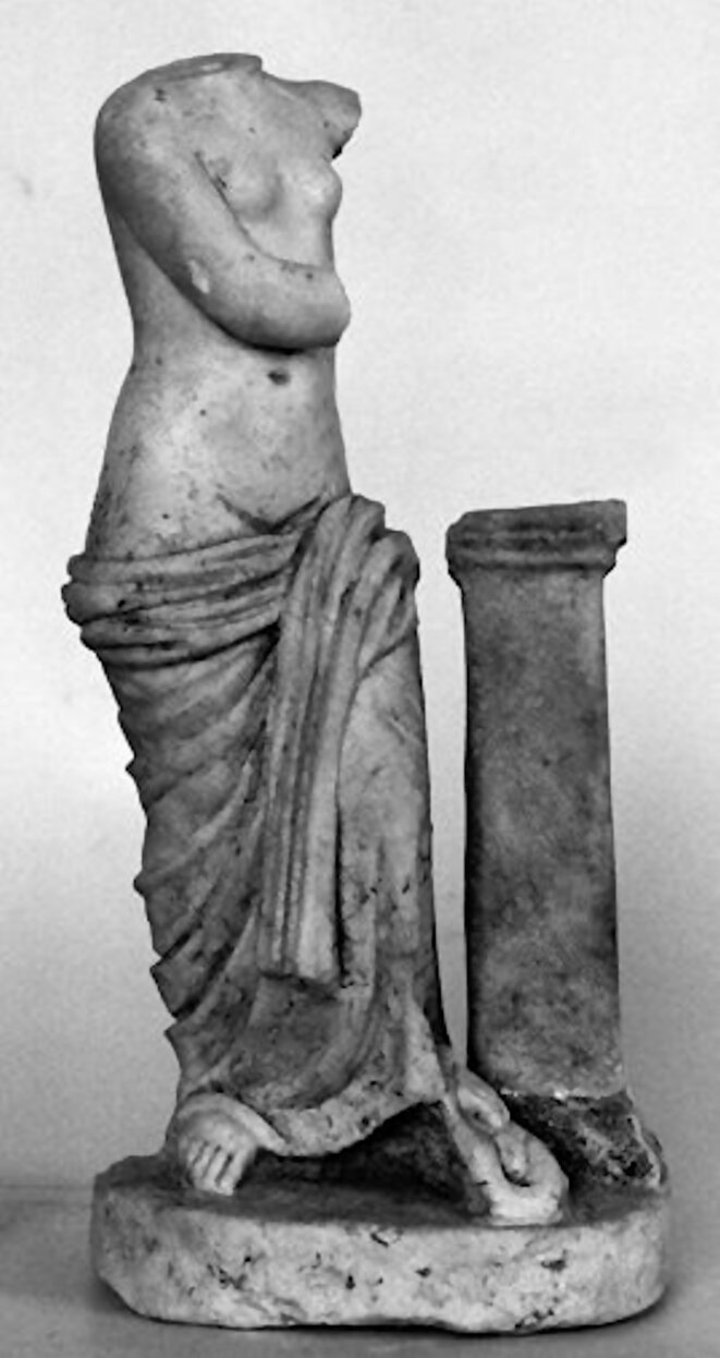 1-statuette d'Aphrodite au socle 1-statuette d'Aphrodite au socle