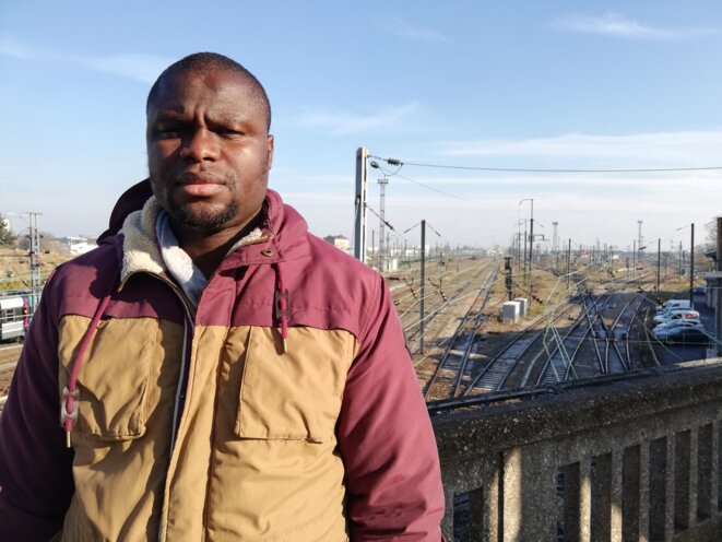Mamadou Camata, posant près de la gare du Bourget, à Drancy. © Cyrielle CHAZAL Mamadou Camata, posant près de la gare du Bourget, à Drancy. © Cyrielle CHAZAL