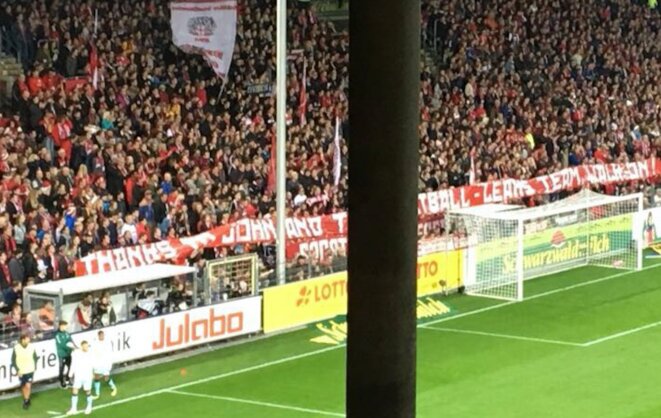 Banderole déployée par les supporters du club allemand de Fribourg après nos révélations : "Merci à John et à l'équipe Football Leaks. Continuez !" © D.R. Banderole déployée par les supporters du club allemand de Fribourg après nos révélations : "Merci à John et à l'équipe Football Leaks. Continuez !" © D.R.