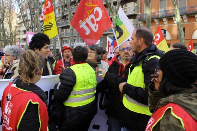 À Toulouse, « gilets jaunes » et membres du cortège CGT-FSU-Solidaires, samedi 1er décembre. © ER