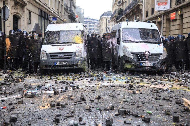 Полиция Макрона в осаде © Euronews Полиция Макрона в осаде © Euronews