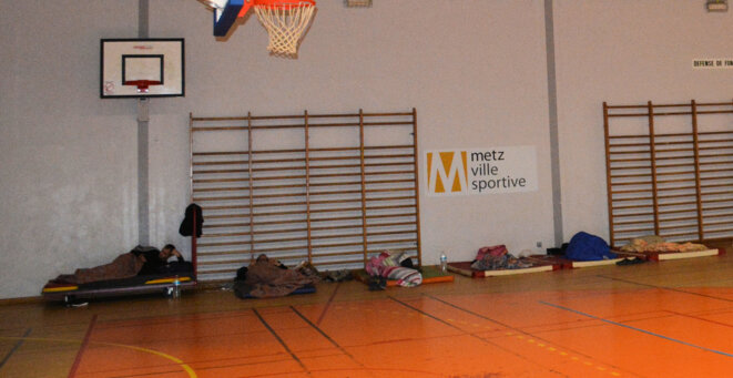 Demandeurs d'asile installés dans le gymnase du Cosec de l'Arsenal à Metz Demandeurs d'asile installés dans le gymnase du Cosec de l'Arsenal à Metz