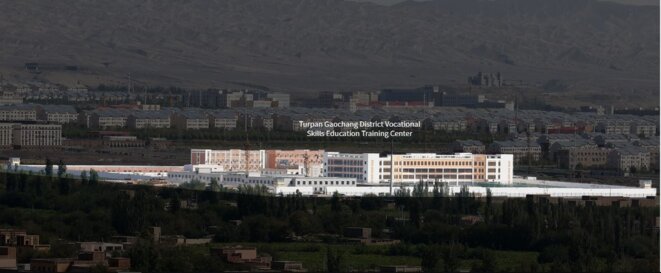 Les installations de Turpan sont visibles au pied des montagnes de Tianshan, dans le Xinjiang. Un avis d'appel d'offres a révélé que les responsables locaux souhaitaient pouvoir écouter les appels téléphoniques des "stagiaires" au camp. © Reuters/Thomas Peter Les installations de Turpan sont visibles au pied des montagnes de Tianshan, dans le Xinjiang. Un avis d'appel d'offres a révélé que les responsables locaux souhaitaient pouvoir écouter les appels téléphoniques des "stagiaires" au camp. © Reuters/Thomas Peter