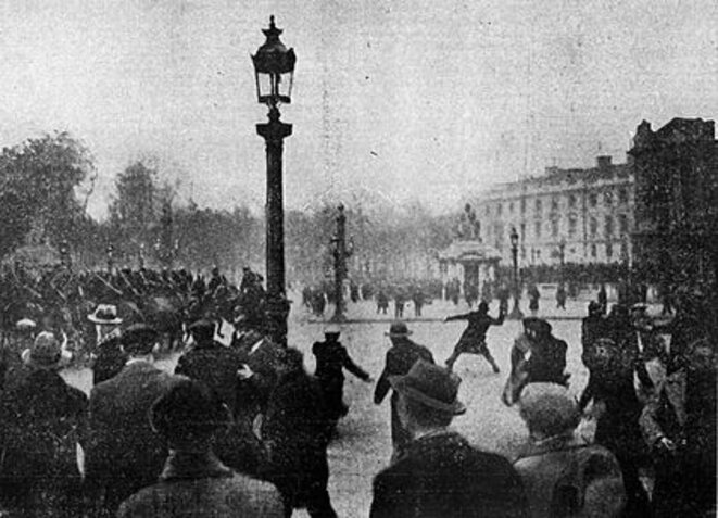 Cavaliers de la Garde républicaine mobile contre des émeutiers sur la place de la Concorde, le 7 février 1934. Cavaliers de la Garde républicaine mobile contre des émeutiers sur la place de la Concorde, le 7 février 1934.