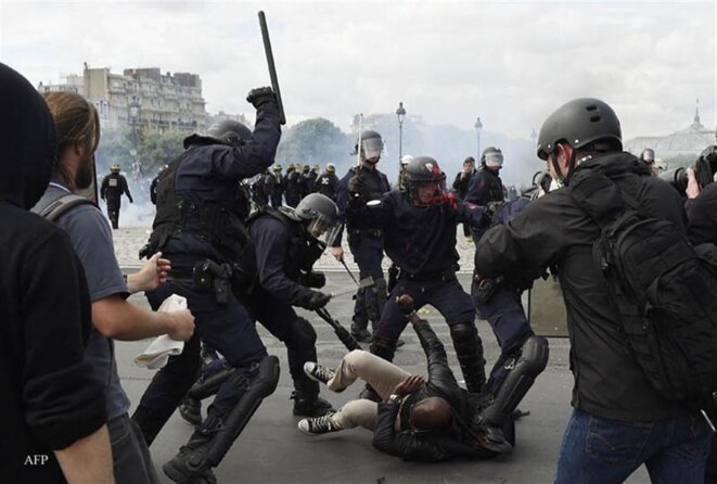 17-represio-n-policial-durante-las-protestas-contra-la-reforma-laboral-afp-dominique-faget