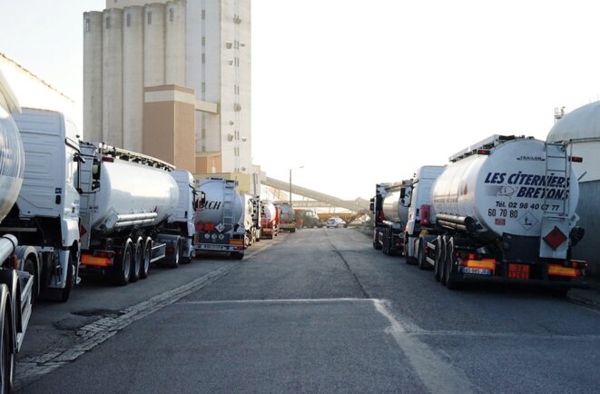 Le 4 décembre, une file de camions attendaient encore de pouvoir accéder au dépôt de carburant de Lorient. © Léonie Pondevie Le 4 décembre, une file de camions attendaient encore de pouvoir accéder au dépôt de carburant de Lorient. © Léonie Pondevie