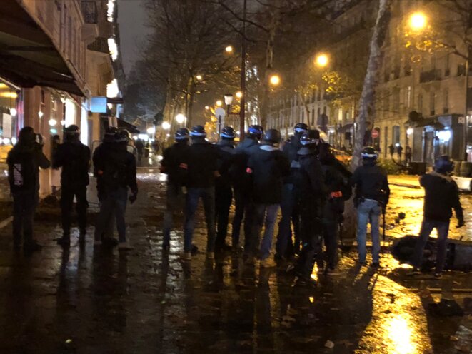 Forces de police place Saint-Augustin, à Paris, le 1er décembre. © karl Laske Forces de police place Saint-Augustin, à Paris, le 1er décembre. © karl Laske