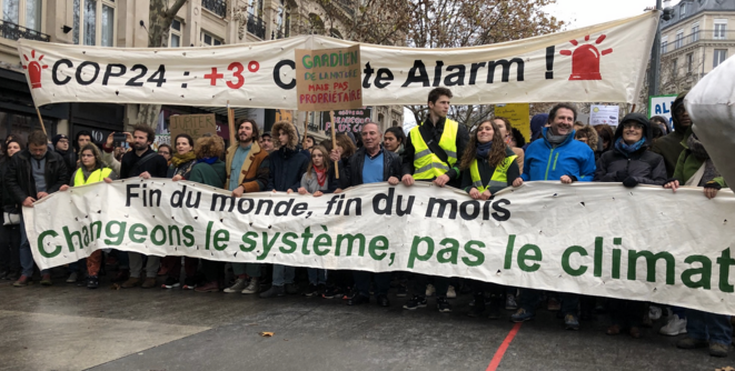 Les marcheurs pour le climat ont été rejoints par des «gilets jaunes», à Paris, le 8 décembre. © EP