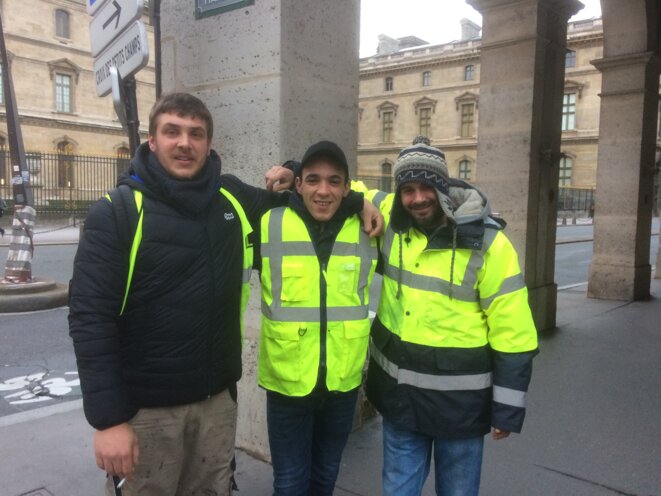 Des ouvriers de l'Aisne participent à leur première manifestation de Gilets jaunes. À la recherche des Chips-Élysées, ils déambulent rue de Rivoli où il se font contrôler à plusieurs reprises. © M.S. Des ouvriers de l'Aisne participent à leur première manifestation de Gilets jaunes. À la recherche des Chips-Élysées, ils déambulent rue de Rivoli où il se font contrôler à plusieurs reprises. © M.S.