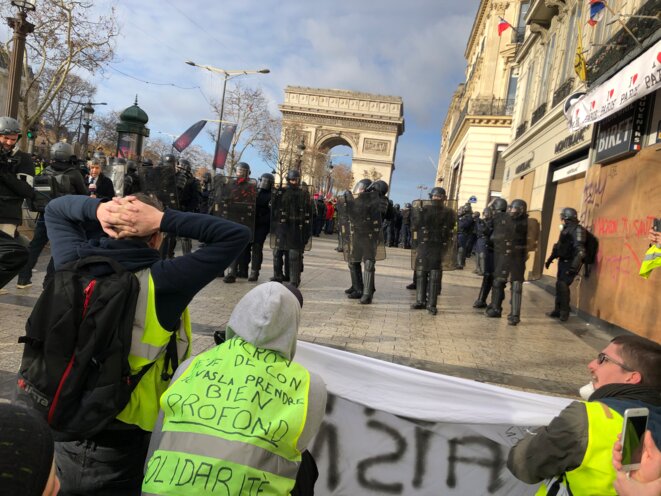 Manifestants en haut des Champs-Élysées, le 8 décembre. © Karl Laske Manifestants en haut des Champs-Élysées, le 8 décembre. © Karl Laske