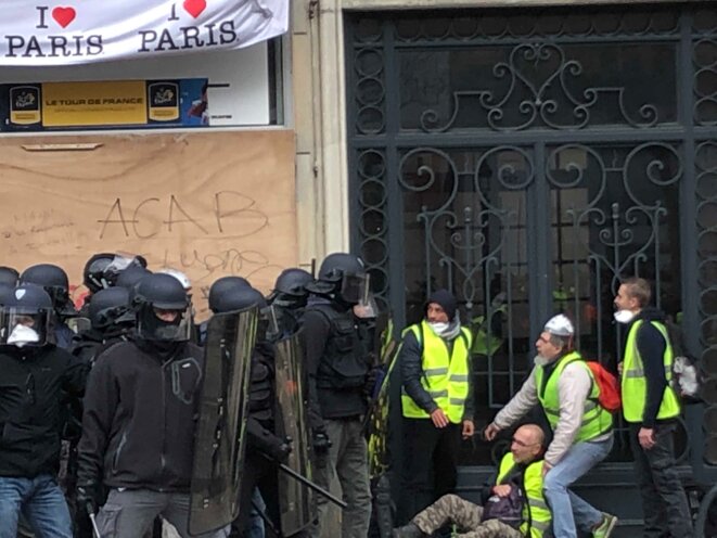 Un manifestant légèrement blessé sur les Champs-Élysées. © Karl Laske Un manifestant légèrement blessé sur les Champs-Élysées. © Karl Laske