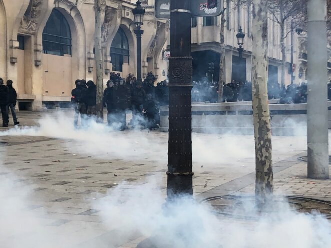 Les forces mobiles se positionnent sur les trottoirs des Champs-Élysées. © Karl Laske Les forces mobiles se positionnent sur les trottoirs des Champs-Élysées. © Karl Laske