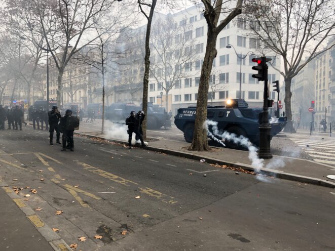Les blindés de la gendarmerie, avenue Marceau. © Karl Laske Les blindés de la gendarmerie, avenue Marceau. © Karl Laske