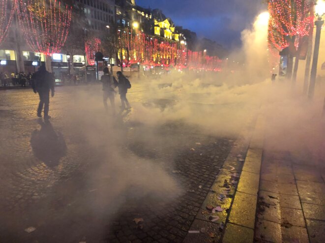 En début de soirée, un premier déluge de grenades sur les Champs Elysées. © karl Laske En début de soirée, un premier déluge de grenades sur les Champs Elysées. © karl Laske
