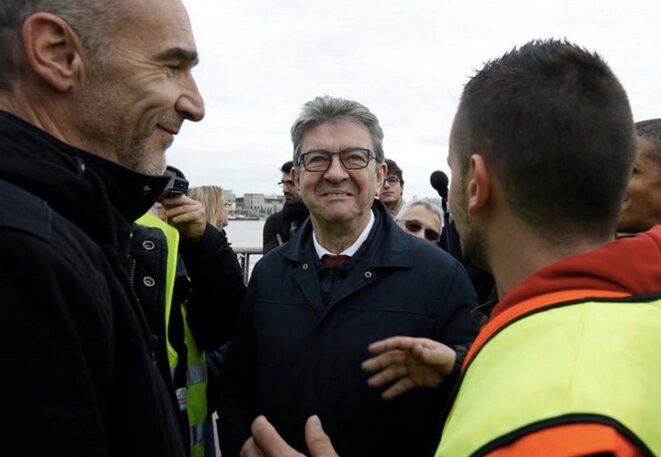 Jean-Luc Mélenchon avec un "gilet jaune" lors de la Marche pour le climat, à Bordeaux, le 8 décembre. © Reuters Jean-Luc Mélenchon avec un "gilet jaune" lors de la Marche pour le climat, à Bordeaux, le 8 décembre. © Reuters