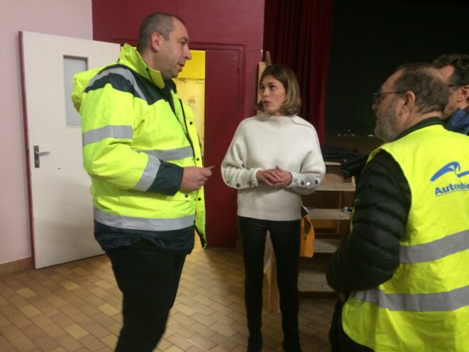 Caroline Janvier, députée LREM du Loiret, avec des gilets jaunes, le 7 décembre 2018. © MJ Caroline Janvier, députée LREM du Loiret, avec des gilets jaunes, le 7 décembre 2018. © MJ