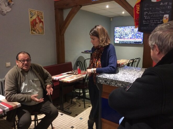 Caroline Janvier, députée LREM du Loiret, échange avec les clients d'un bar, le 8 décembre 2018.. © MJ