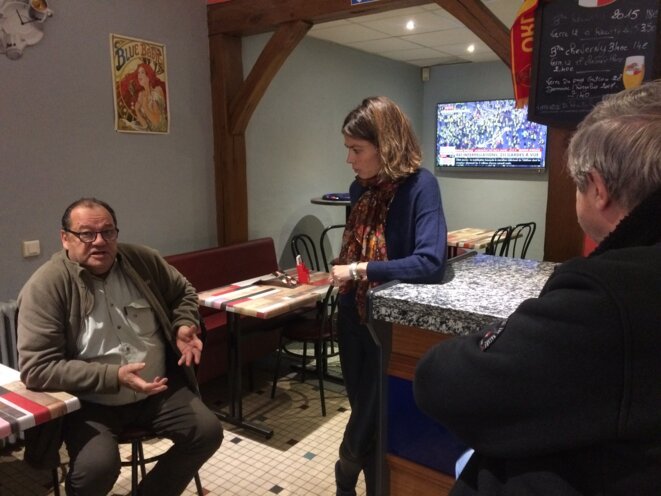 Caroline Janvier, députée LREM du Loiret, échange avec les clients d'un bar, le 8 décembre 2018.. © MJ Caroline Janvier, députée LREM du Loiret, échange avec les clients d'un bar, le 8 décembre 2018.. © MJ