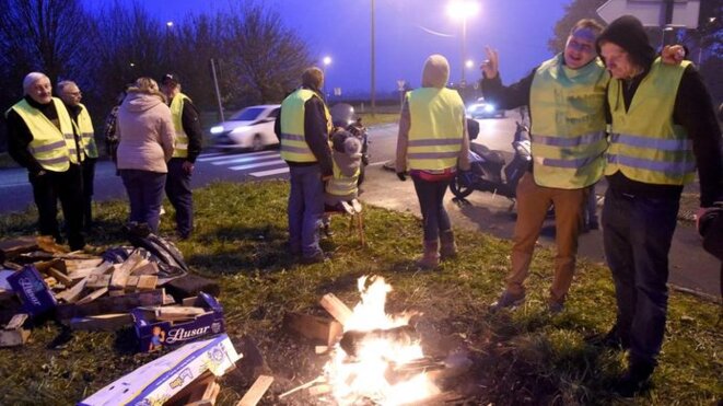Gilets jaunes à un rond point © La Voix du Nord Gilets jaunes à un rond point © La Voix du Nord